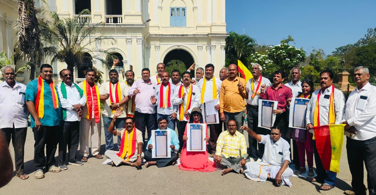 ಚಾಮುಂಡಿ ಬೆಟ್ಟದಲ್ಲಿ ಸೇವೆಗಳ ಶುಲ್ಕ ಏರಿಕೆ ಖಂಡಿಸಿ ಕರ್ನಾಟಕ ಸೇನಾ ಪಡೆ ಪ್ರತಿಭಟನೆ