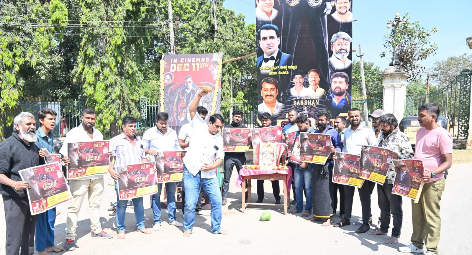 ಡೆವಿಲ್ ಚಿತ್ರದ ಯಶಸ್ಸಿಗಾಗಿ ಕುಂಬಳಕಾಯಿ ದೃಷ್ಟಿ ತೆಗೆದು ಪ್ರಾರ್ಥಿಸಿದ ಅಭಿಮಾನಿಗಳು