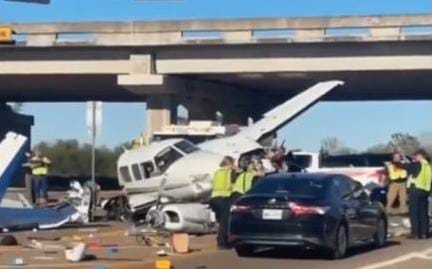 ಕಾರಿನ ಮೇಲೆ ಇಳಿದ ವಿಮಾನ!