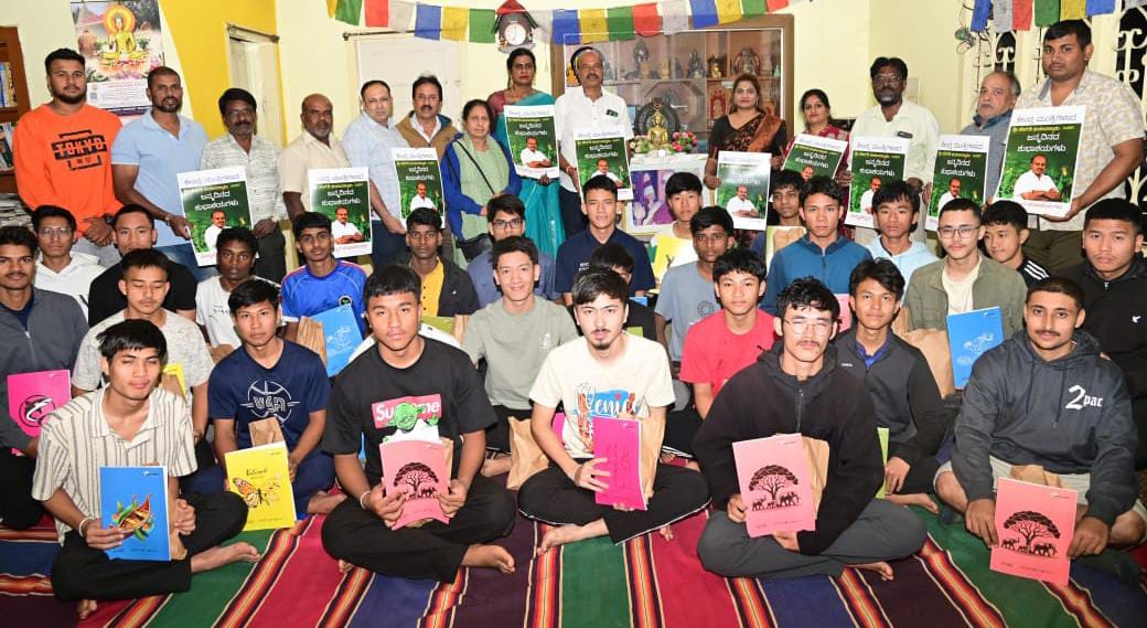 ಹೆಚ್ ಡಿ ಕೆ ಹುಟ್ಟುಹಬ್ಬ:ವಿದ್ಯಾರ್ಥಿಗಳಿಗೆ ನೋಟ್ ಬುಕ್, ಹಣ್ಣು ವಿತರಣೆ