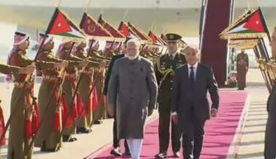 ಜೋರ್ಡಾನ್ ಗೆ ಬಂದ ಮೋದಿ:ಆತ್ಮೀಯವಾಗಿ ಸ್ವಾಗತಿಸಿದ ಜಾಫರ್ ಹಸನ್